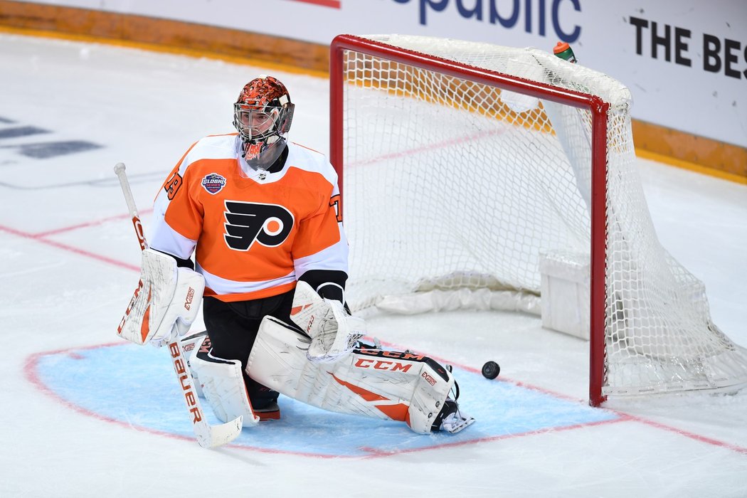 Brankář Flyers Carter Hart inkasuje branku