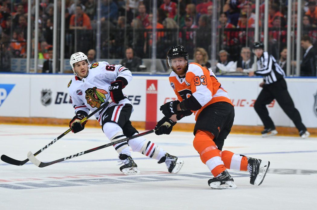 Kapitán národního týmu Jakub Voráček v dresu Flyers během pražské bitvy NHL s Blackhawks
