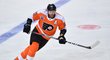 Kapitán hokejové reprezentace Jakub Voráček v dresu Philadelphie se prohání na ledě O2 areny