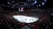 Pohled na zaplněnou O2 arenu během zápasu NHL