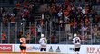Čeští hokejisté Jakub Voráček, Dominik Kubalík a David Kämpf naposledy děkují fanouškům, kteří je přišli podpořit do zápasu NHL v Praze
