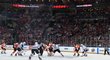 Pražský zápas NHL ovládli Philadelphia Flyers po bitvě s Chicago Blackhawks, které porazili 4:3