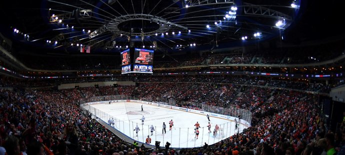 Pohled na zaplněnou O2 arenu během zápasu NHL