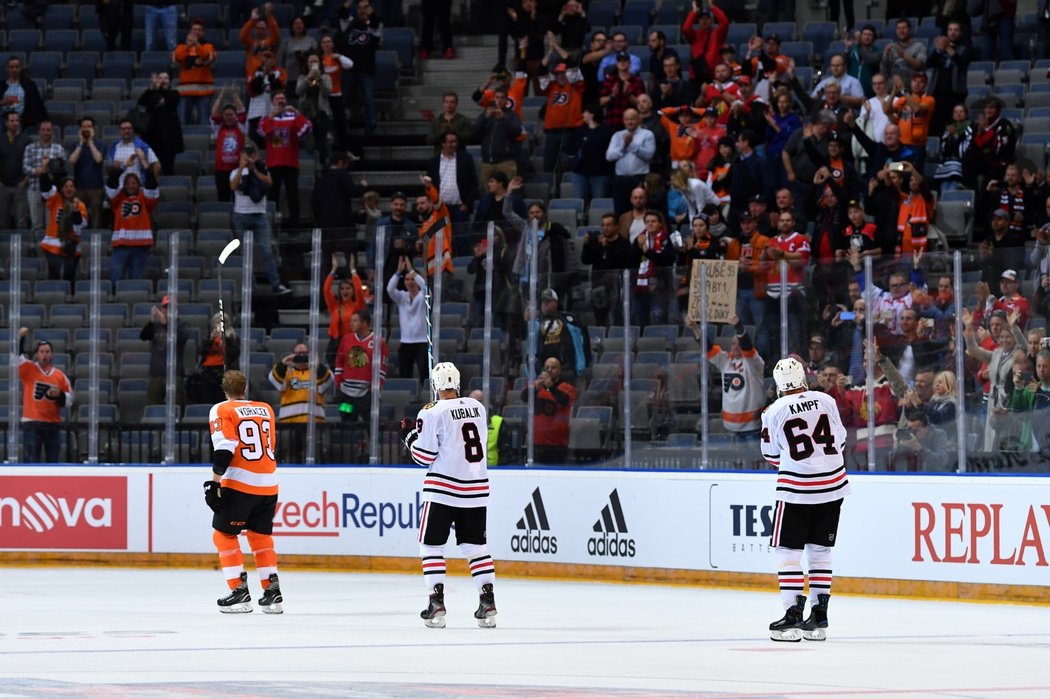 Čeští hokejisté Jakub Voráček, Dominik Kubalík a David Kämpf naposledy děkují fanouškům, kteří je přišli podpořit do zápasu NHL v Praze