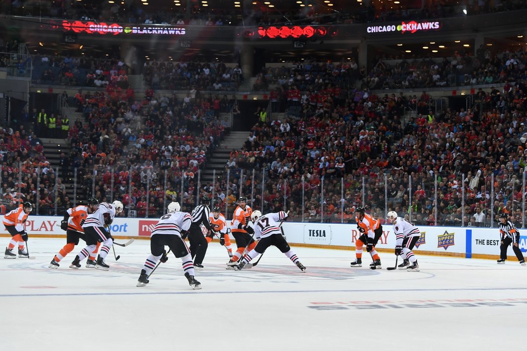 Pražský zápas NHL ovládli Philadelphia Flyers po bitvě s Chicago Blackhawks, které porazili 4:3