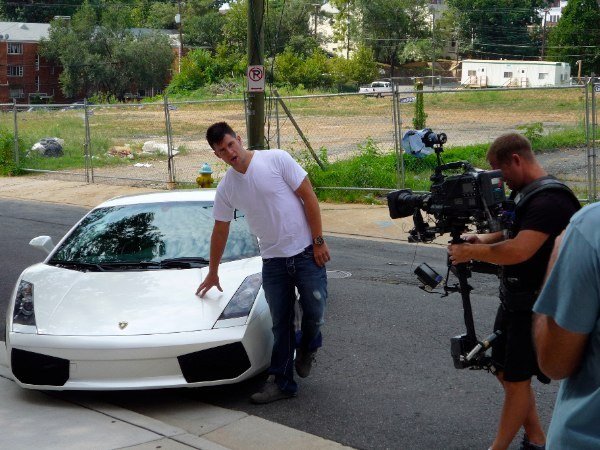 Bek Capitals Mike Green, který nedávno podepsal nový kontrakt na 18 milionů dolarů, jezdí bílým Lamborghini Gallardo.