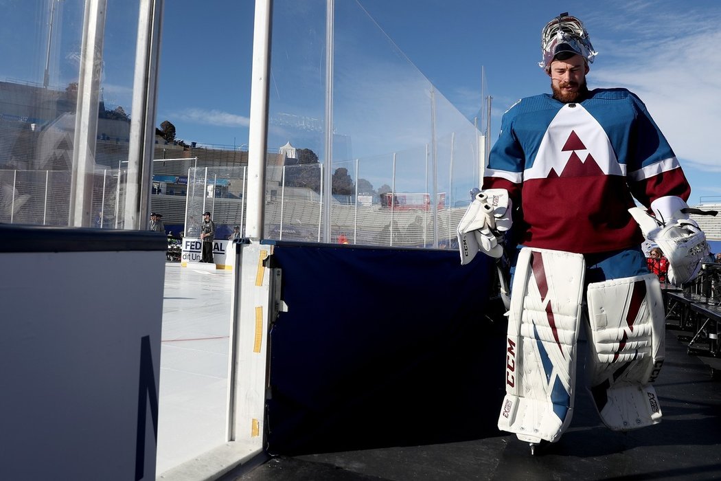 Philipp Grubauer se konce utkání pod otevřeným nebem nedočkal.