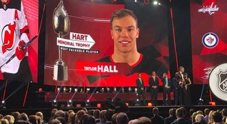 Ceny NHL: Nejužitečnějším hráčem je Hall, zástupci Vegas brali čtyři trofeje