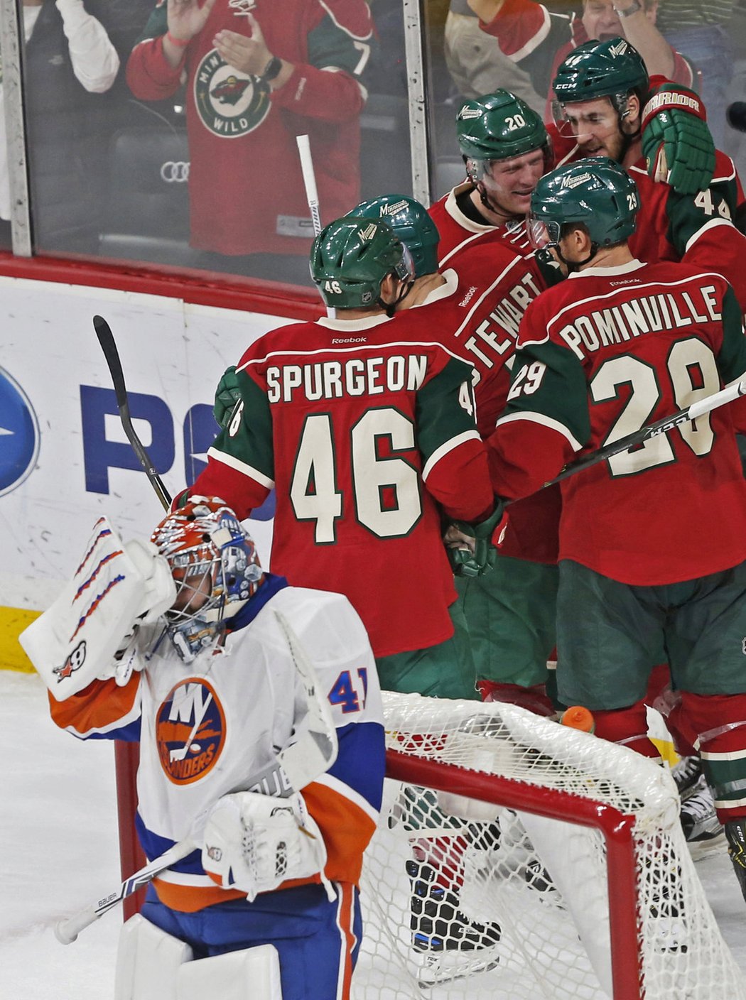 Páteční divočinu Islanders - Minnesota (4:6) si Jaroslav Halák asi zapamatuje, na delší dobu to byl pro něj poslední zápas v NHL.