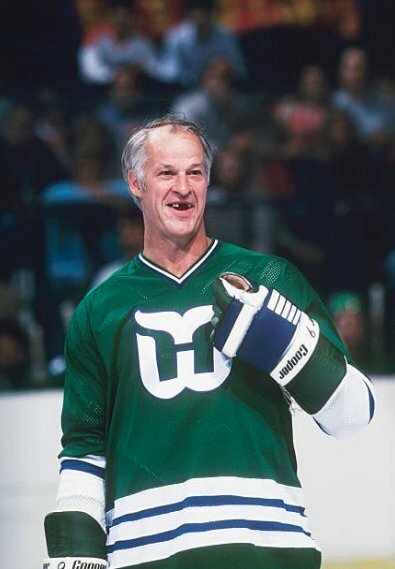 Legendární Gordie Howe si v 52 letech prodloužil kariéru v NHL