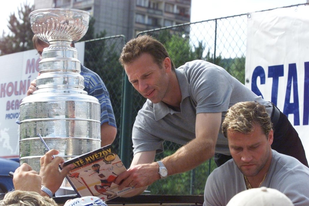 První výhru ve Stanley Cupu slavil například i s Jířím Šlégrem.