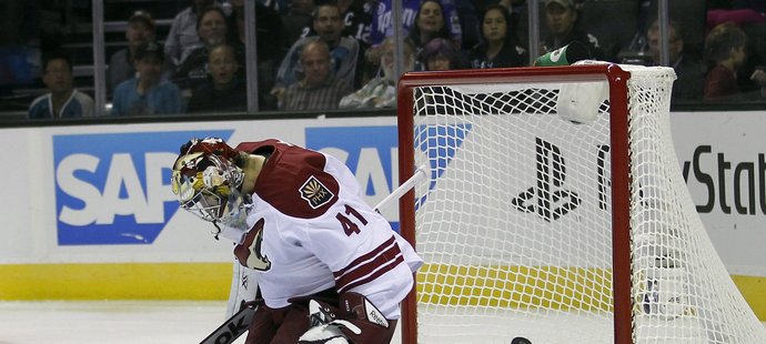 Je tam! Tomáš Hertl se proti Phoenixu za záda brankáře Smithe trefil hned dvakrát