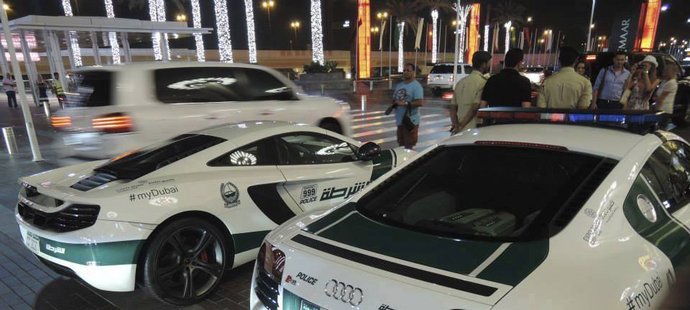 Ulice Dubaje hlídají netradiční vozy.