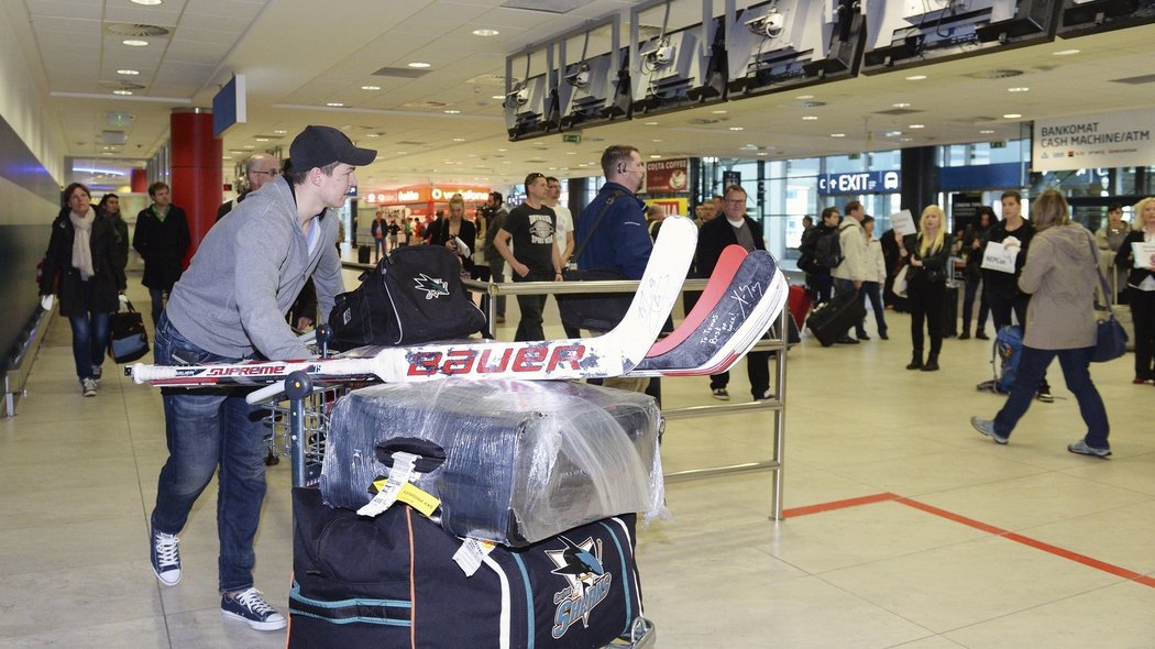 Na zavazadlech Tomáše Hertla se vyjímaly i hokejky s podpisy spoluhráčů ze San Jose, zřejmě dárek pro kamarády a příbuzné