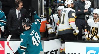 Česká show v NHL. Hertl sestřelil Vegas, Mrázek dál deptá šampiony