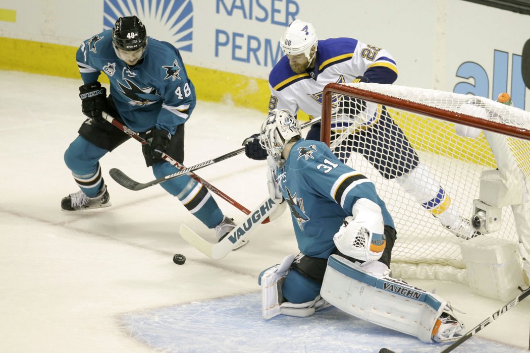 Gólman Sharks Martin Jones si připsal 22 zákroků a stal se prvním brankářem v klubové historii, který vychytal v play off dvě nuly za sebou