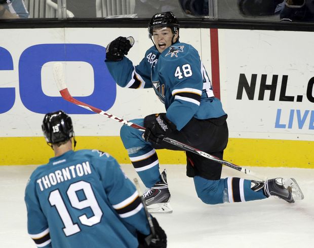 Český útočník San Jose Tomáš Hertl se raduje z první trefy v novém ročníku NHL Český útočník San Jose Tomáš Hertl se raduje z první trefy v novém ročníku NHL