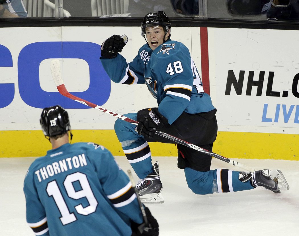 Český útočník San Jose Tomáš Hertl se raduje z první trefy v novém ročníku NHL