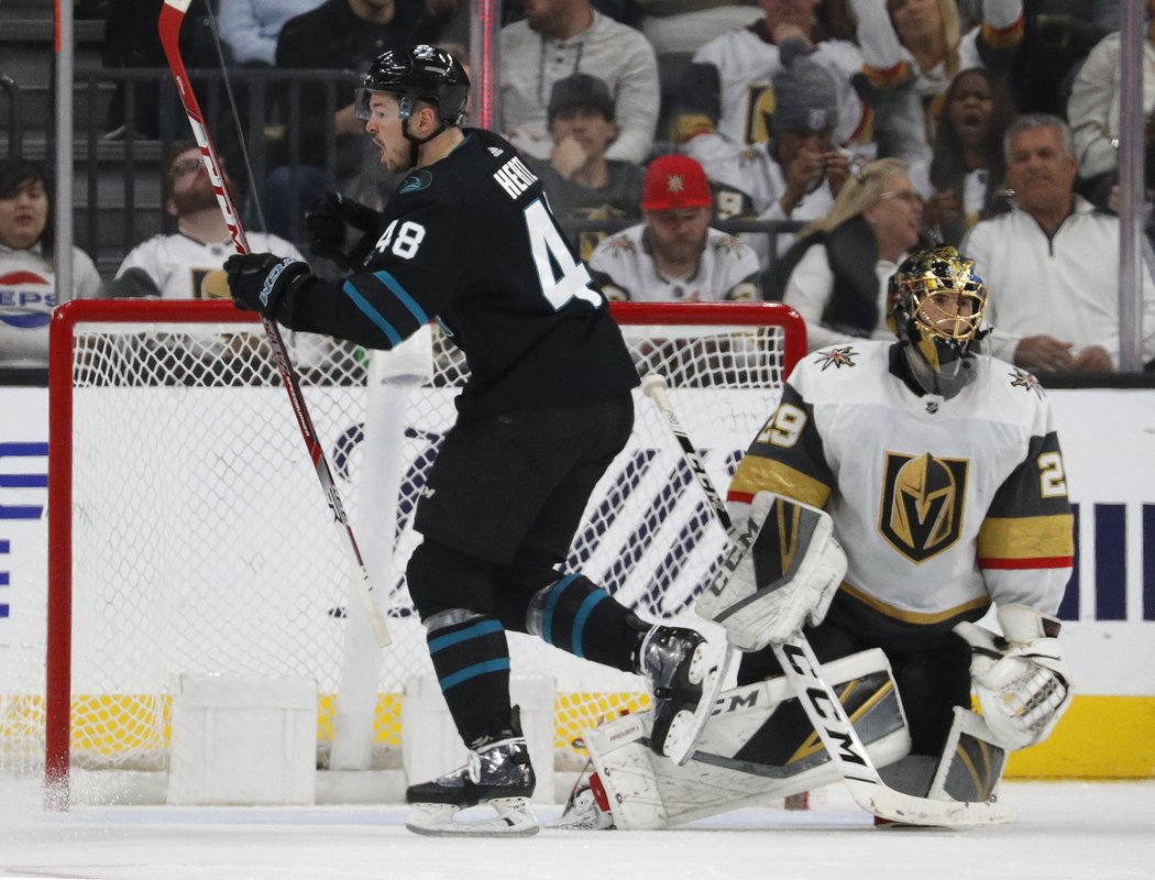 Tomáš Nosek otevřel už ve druhé minutě skóre, za San Jose vyrovnal Tomáš Hertl, který asistoval ve třetí třetině u rozhodujícího gólu a Sharks zvítězili 3:2.