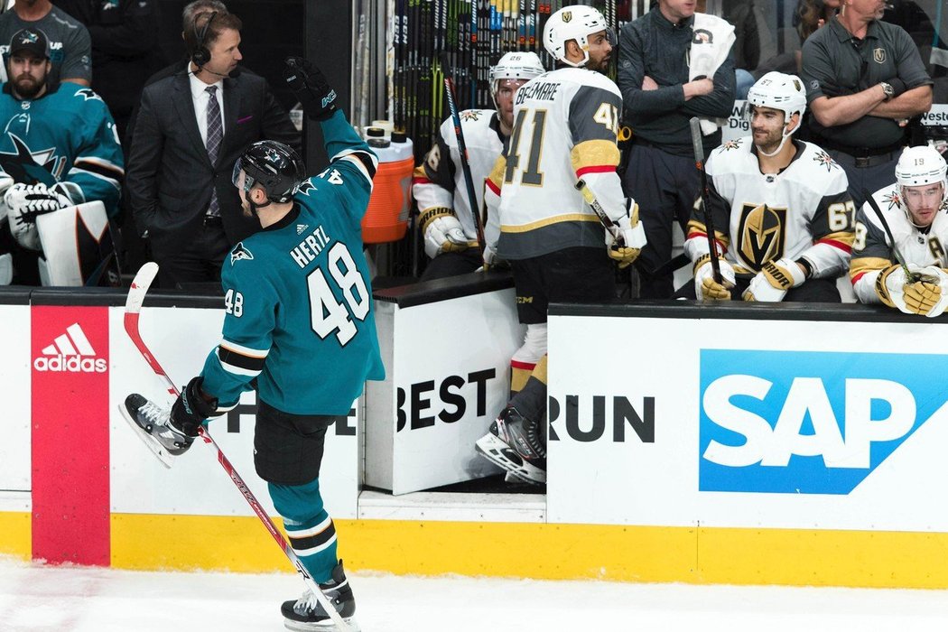 Tomáš Hertl vstřelil v play off do sítě Vegas už čtyři branky,