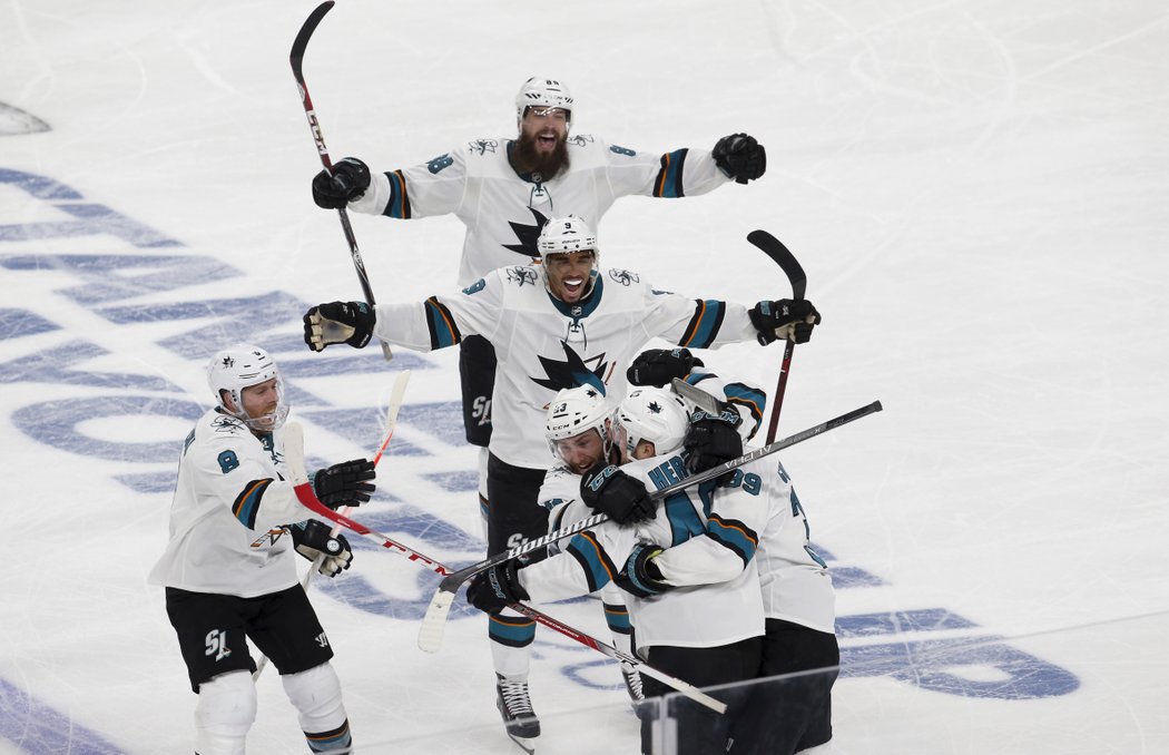 Tomáš Hertl zařídil v úvodním kole play off NHL gólem v oslabení v čase 91:17 výhru San Jose ve Vegas 2:1 v prodloužení.