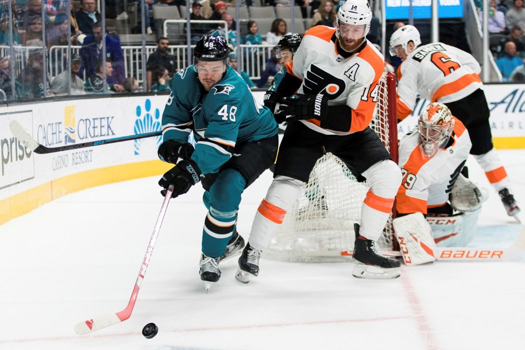 Tomáš Hertl (48) během zápasu mezi San Jose a Philadelphií