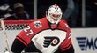 Brankář Ron Hextall v dresu Philadelphia Flyers, kde má stále řádu platných rekordů