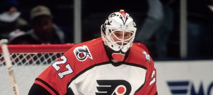 Brankář Ron Hextall v dresu Philadelphia Flyers, kde má stále řádu platných rekordů