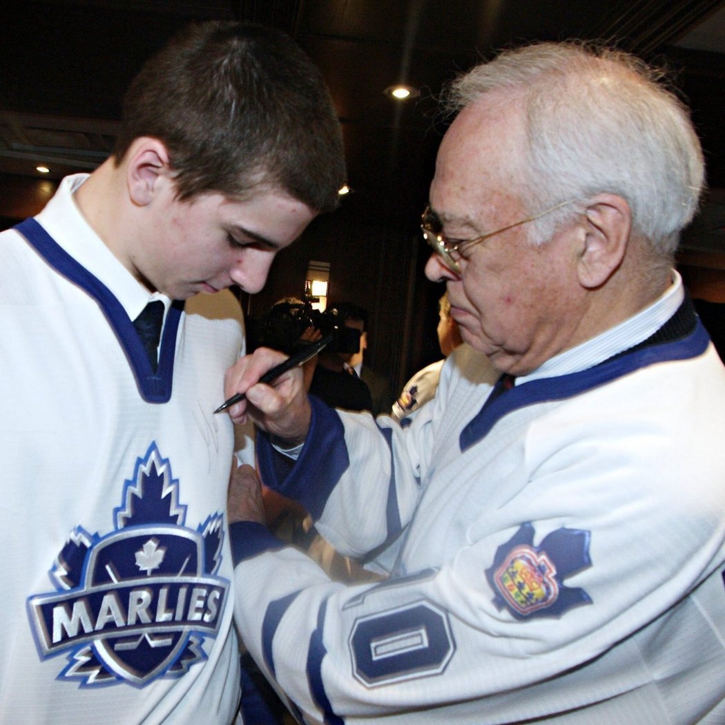 George Armstrong v roce 2005 podepisoval dres Johnu Tavaresovi, současnému kapitánovi Maple Leafs