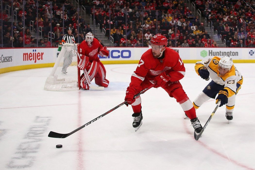 Filip Hronek si připsal poprvé v NHL v jednom utkání dva body, když se podílel dvěma asistencemi na vítězství Detroitu 4:3 v prodloužení nad Nashvillem.