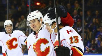 Hudlerův gól Calgary nestačil, Nakládal dál čeká na premiéru