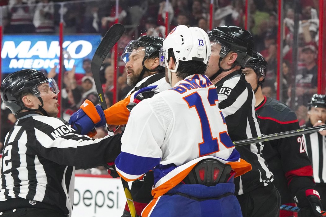 Ve střetu generací se ocitli Justin Williams z Caroliny a Mathew Barzal z Islanders