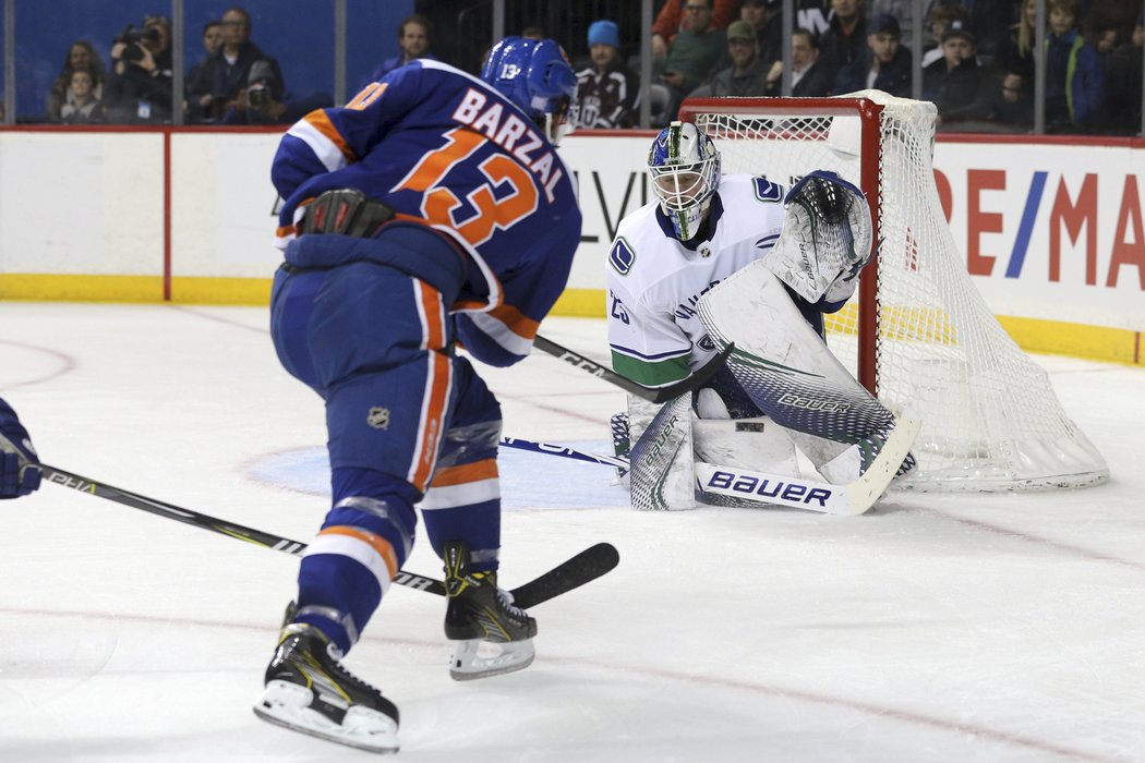 Mathew Barzal touhle střelou na Jacoba Markströma z Vancouveru nevyzrál