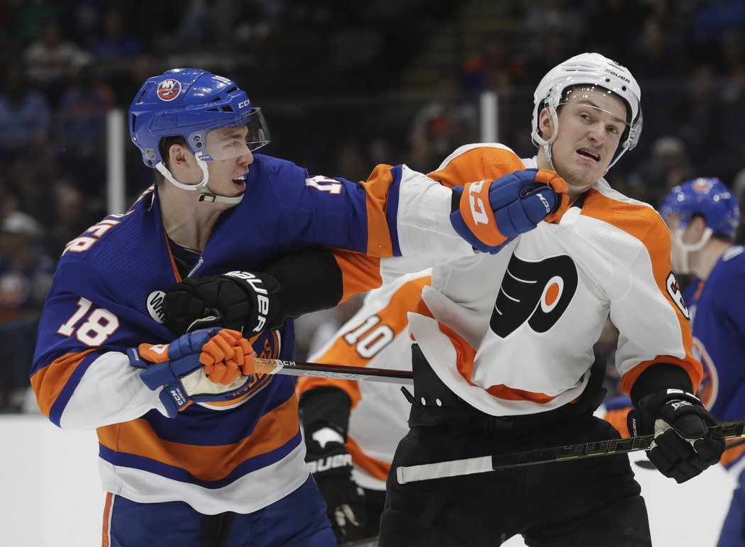 Takhle se během druhé třetiny pošťuchovali Anthony Beauvillier a Travis Sanheim