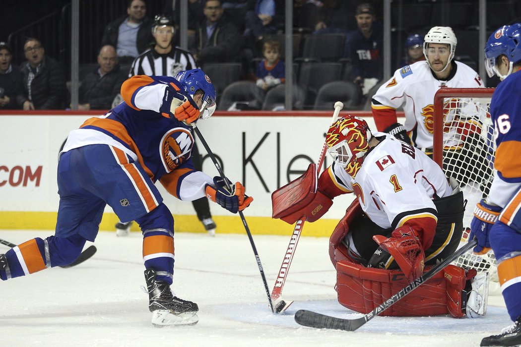 Brian Elliott chytil proti Islanders 25 střel, na výhru ale čeká od 28. října