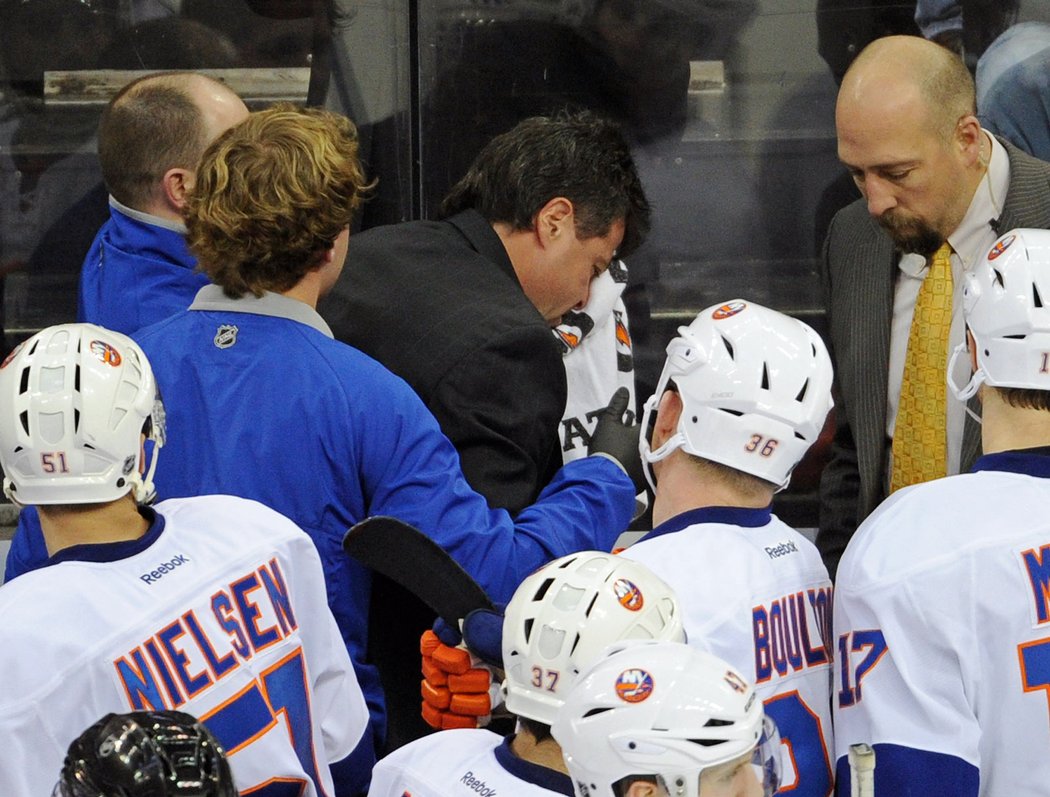 Kouč Islanders Jack Capuano byl na střídačce nešťastně zasažen pukem.