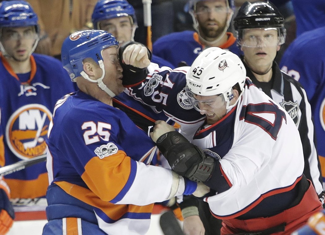 Lukáš Sedlák se v NHL poprvé popral, Jasonu Chimerovi z Islanders se bránil statečně