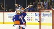 Brankář Islanders Thomas Greiss se marně otáčí za střelou Huberdeaua