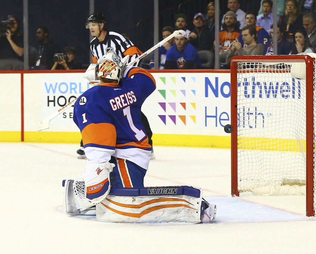 Brankář Islanders Thomas Greiss se marně otáčí za střelou Huberdeaua