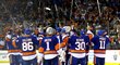 Hráči New York Islanders slaví postup do druhého kola play off, kde narazí na Tampu
