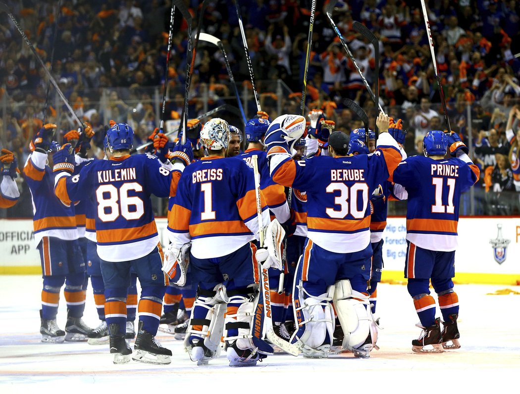 Hráči New York Islanders slaví postup do druhého kola play off, kde narazí na Tampu