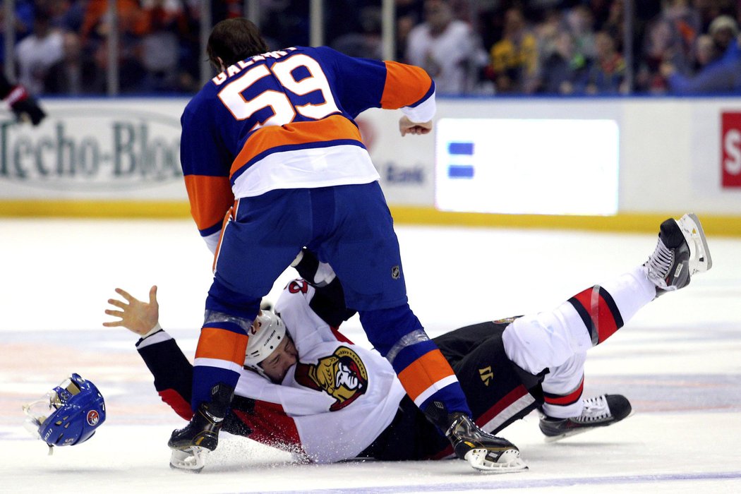 Brett Gallant při své premiéře v NHL vyzval k bitce obra Kassiana z Ottawy a složil ho jedním úderem.
