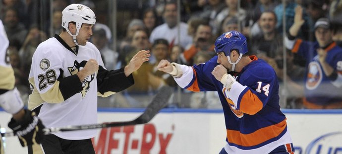 Trevor Gillies (vpravo) se bude ohánět pěstmi v KHL.