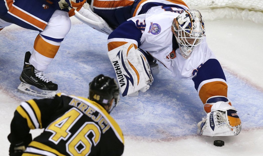 Chad Johnson si kryje kotouč. Na konci utkání mohl být brankář Islanders spokojený, vychytal svůj bývalý tým.