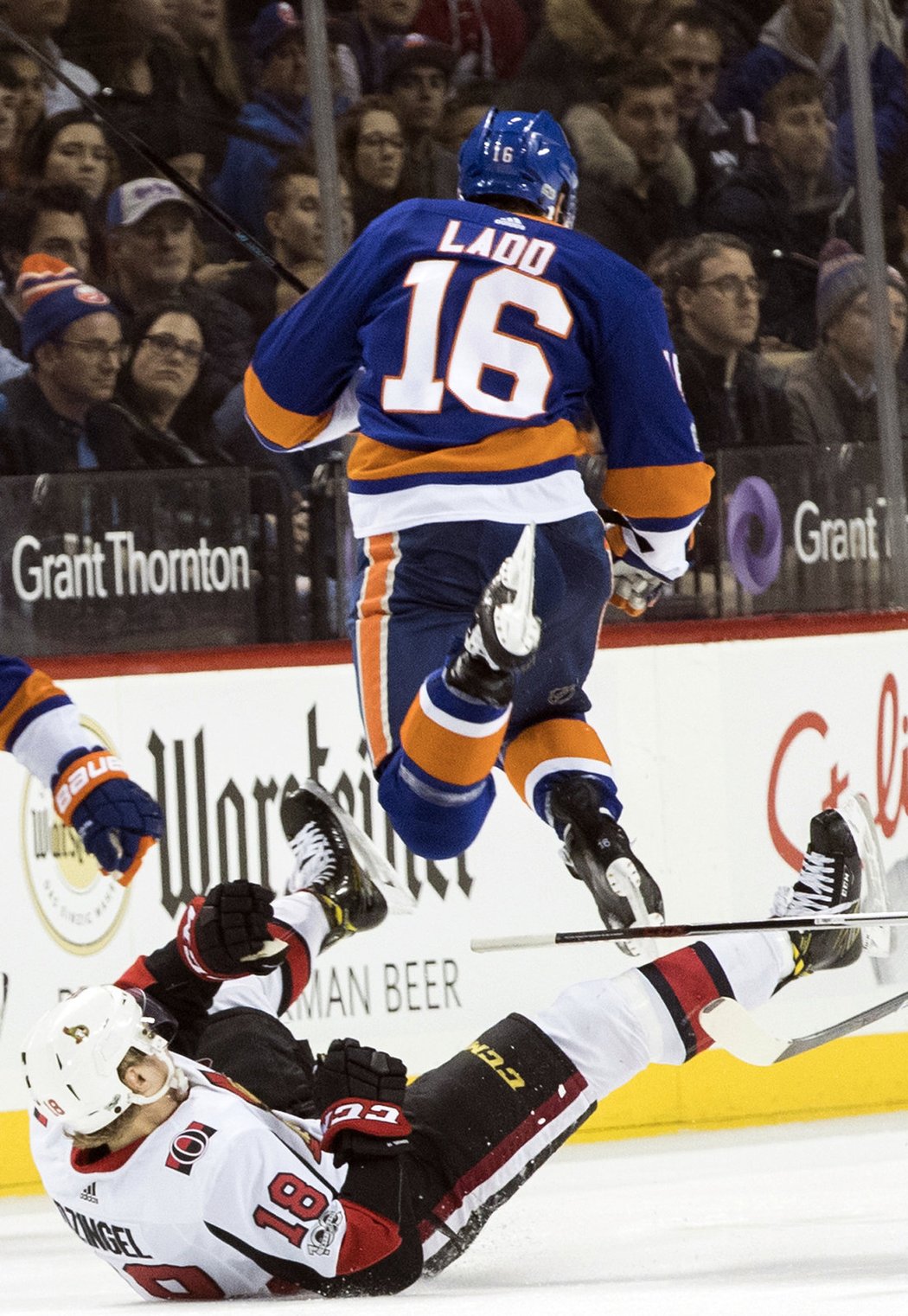 Andrew Ladd převálcoval ottawského Ryana Dzingela