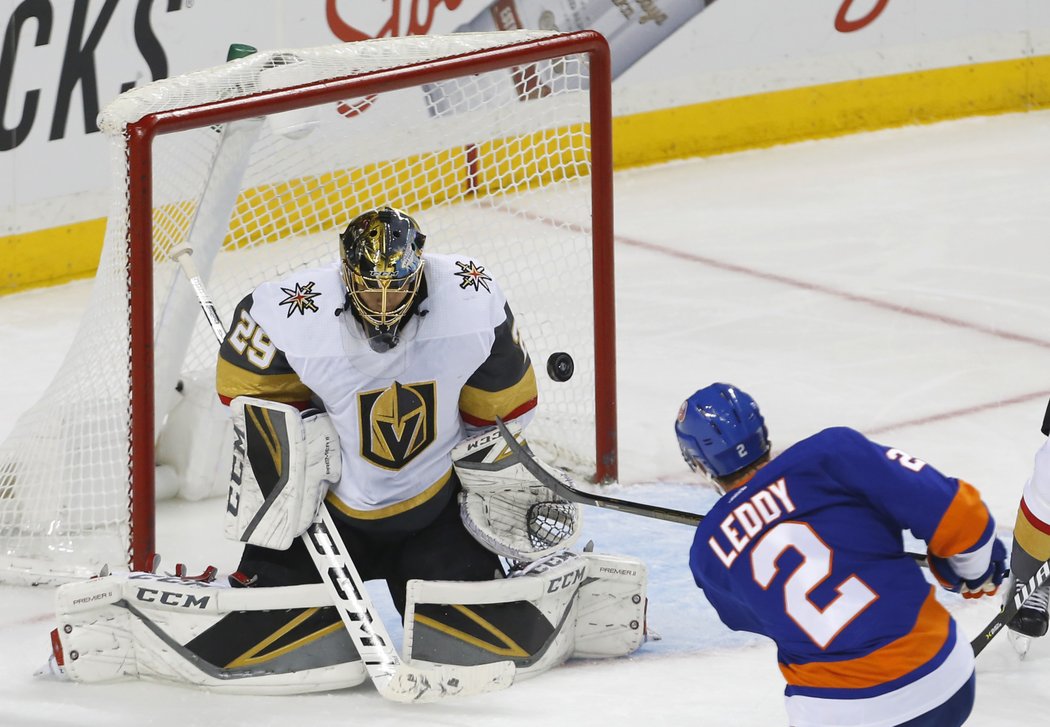 Třiadvaceti zákroky podpořil výhru Vegas brankář Marc-Andre Fleury