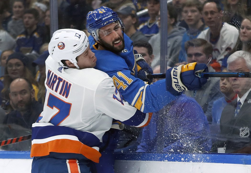 V souboji tvrďáků přimáčkl Matt Martin z Islanders na mantinel Roberta Bortuzza ze St.Louis