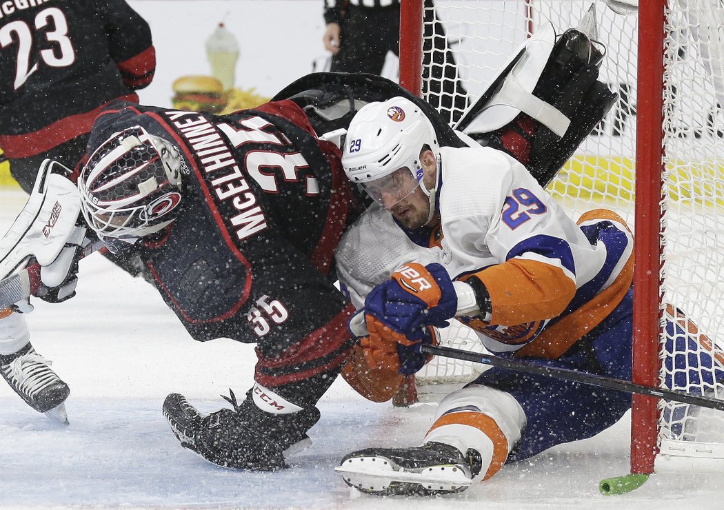 Curtis McElhinney má návštěvu v podobě Brocka Nelsona