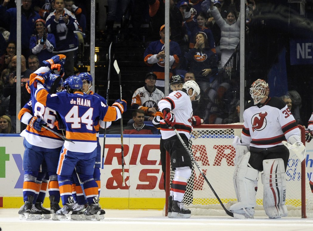 Martin Havlát přihlíží radosti hráčů NY Islanders.