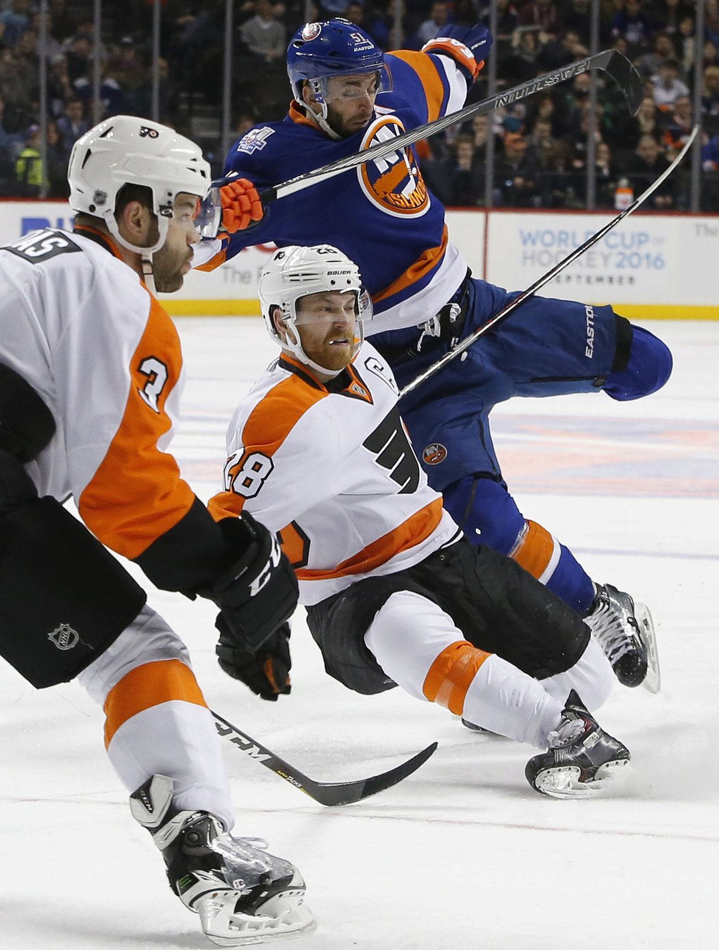 Claude Giroux a Frans Nielsen padají po srážce na ledě, Radko Gudas přihlíží